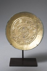 Broche en forme de soucoupe (bronze doré)